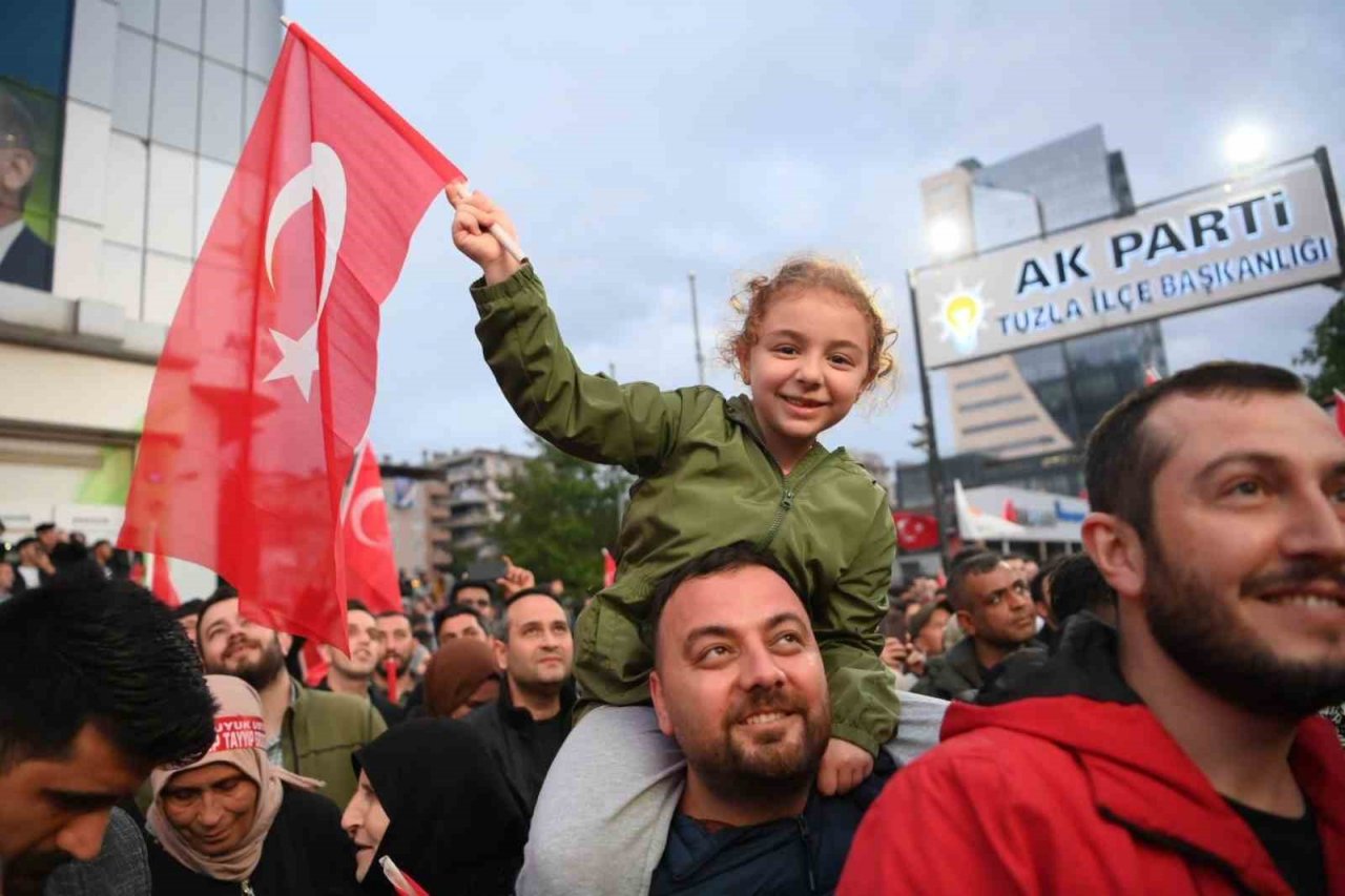 Tuzla’da seçim zaferi coşkuyla kutlandı