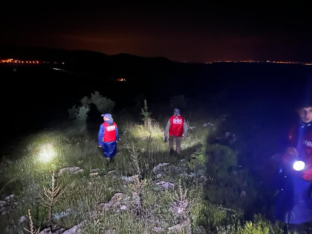 Kayıp kadın dağ taş aranıyor