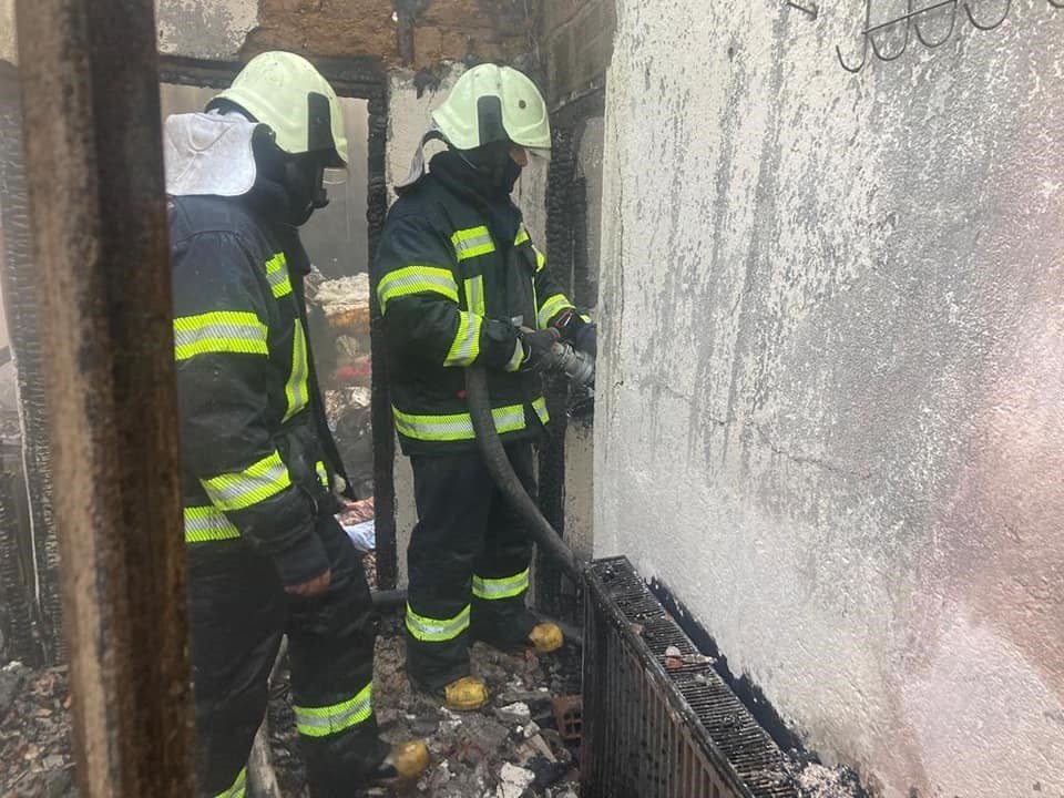 Evlerin ve ahırın küle döndüğü yangında 30 küçükbaş telef oldu