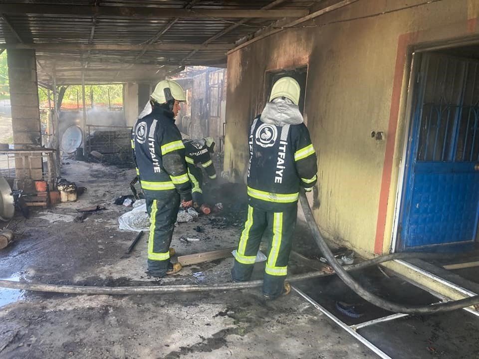 Evlerin ve ahırın küle döndüğü yangında 30 küçükbaş telef oldu