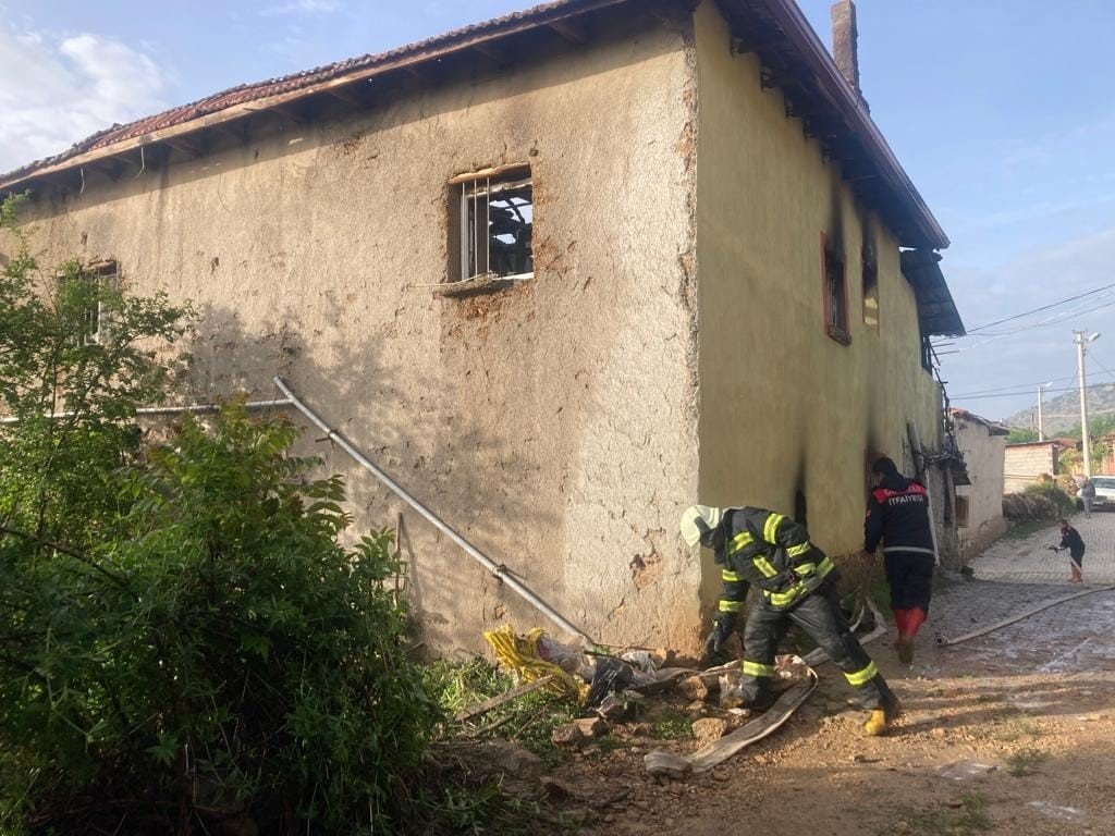 Evlerin ve ahırın küle döndüğü yangında 30 küçükbaş telef oldu