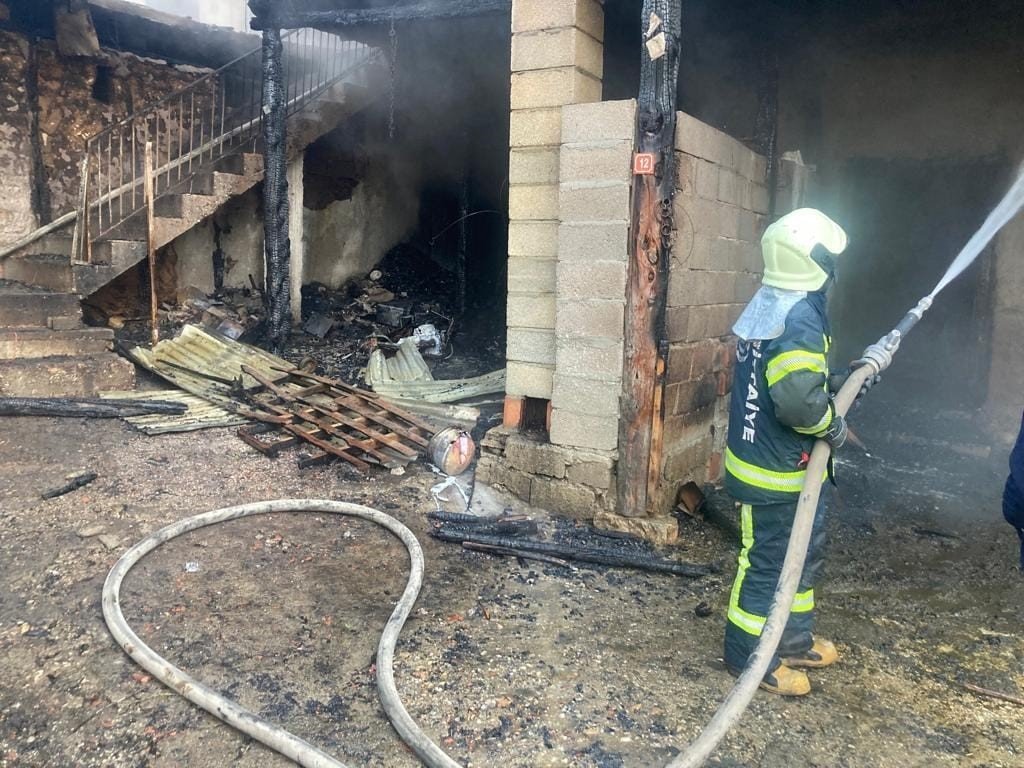 Evlerin ve ahırın küle döndüğü yangında 30 küçükbaş telef oldu