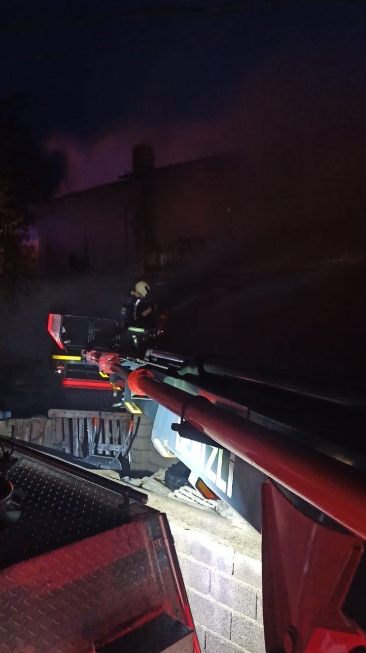 Evlerin ve ahırın küle döndüğü yangında 30 küçükbaş telef oldu