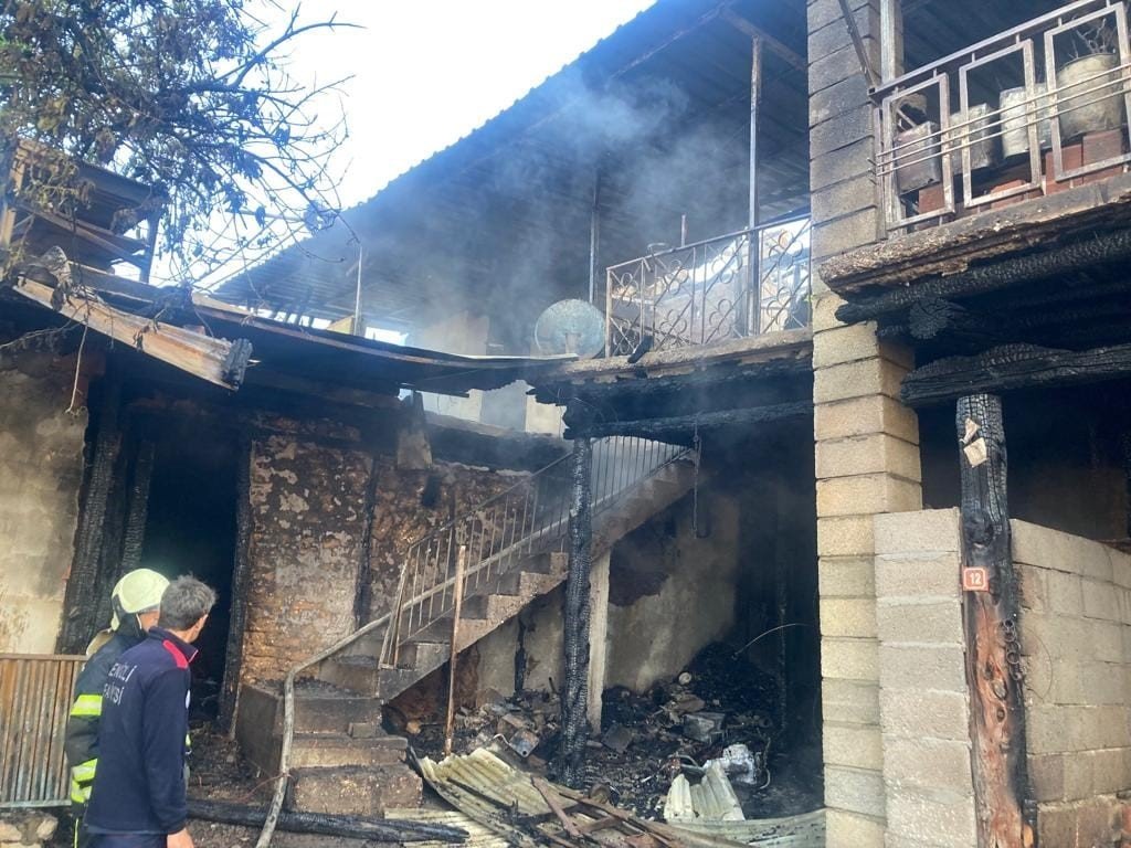 Evlerin ve ahırın küle döndüğü yangında 30 küçükbaş telef oldu