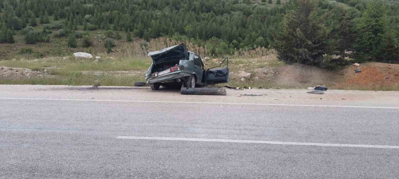 Takla atan otomobil metal yığınına döndü: 2 yaralı