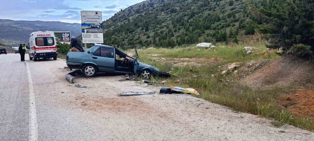 Takla atan otomobil metal yığınına döndü: 2 yaralı