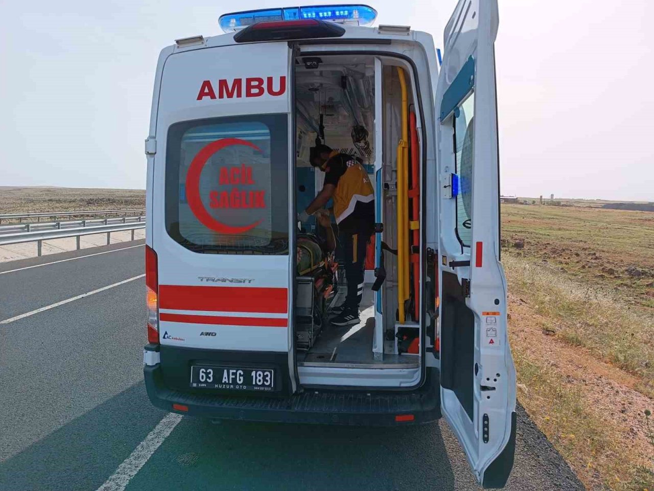 Devrilen tırda sıkışan sürücü itfaiye ekiplerince kurtarıldı