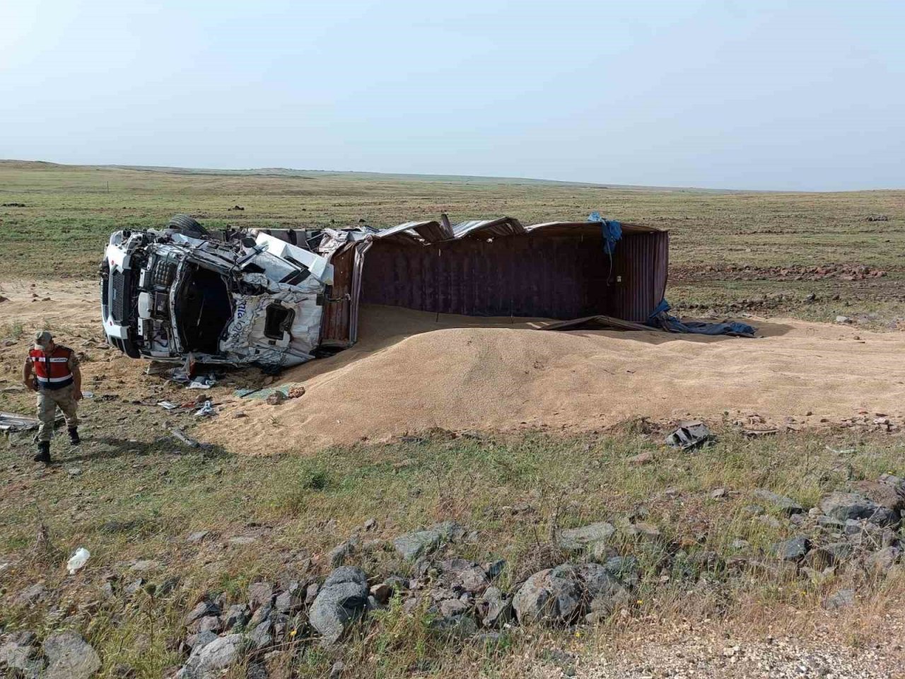 Devrilen tırda sıkışan sürücü itfaiye ekiplerince kurtarıldı