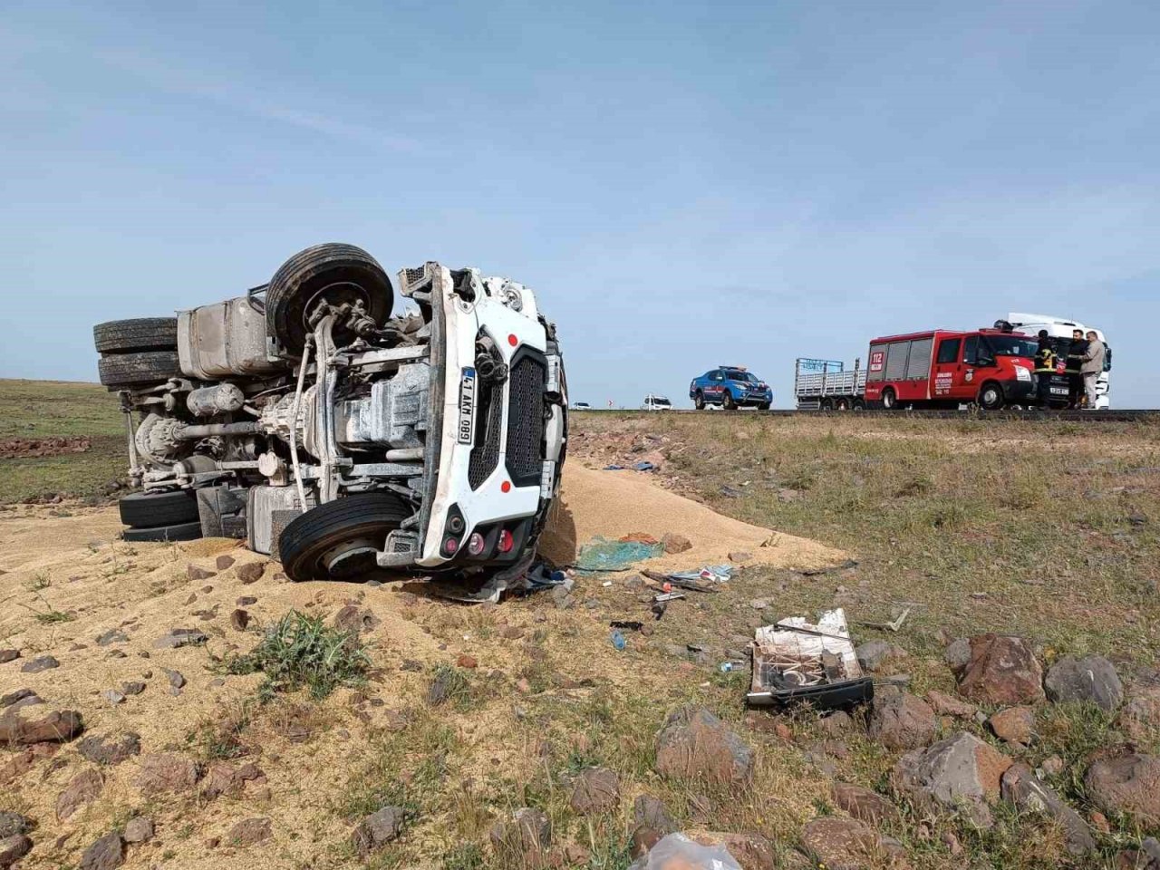 Devrilen tırda sıkışan sürücü itfaiye ekiplerince kurtarıldı