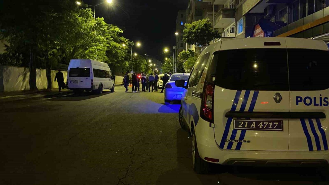 Diyarbakır’da bir şahıs yol ortasında sırtından bıçaklandı