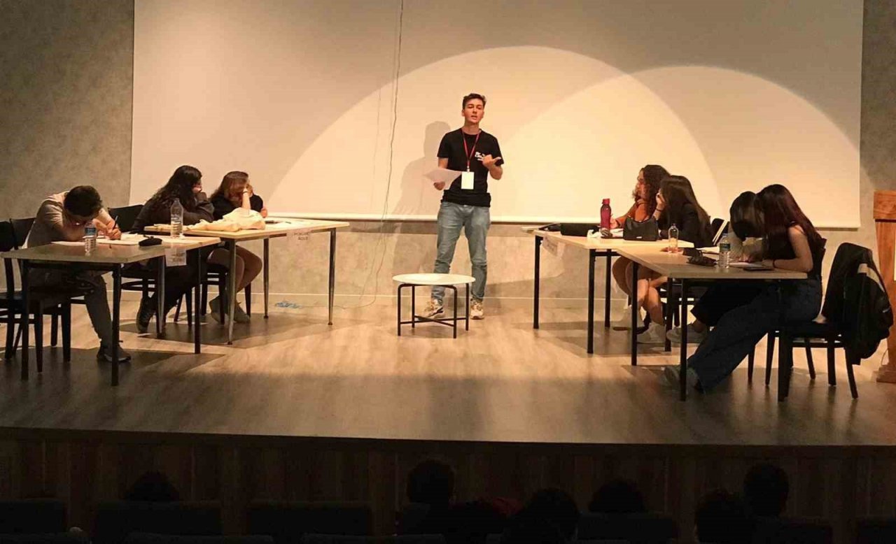 DOSTEK Koleji münazara turnuvasında şampiyonluğu göğüsledi
