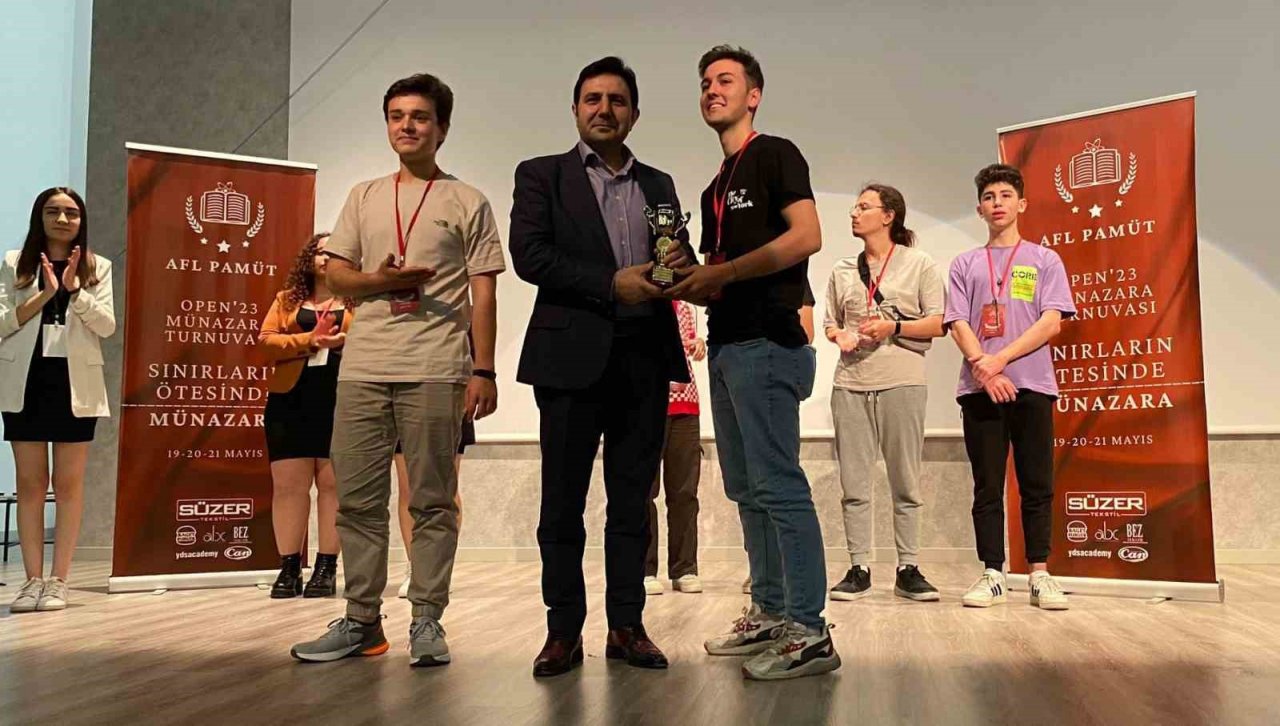 DOSTEK Koleji münazara turnuvasında şampiyonluğu göğüsledi