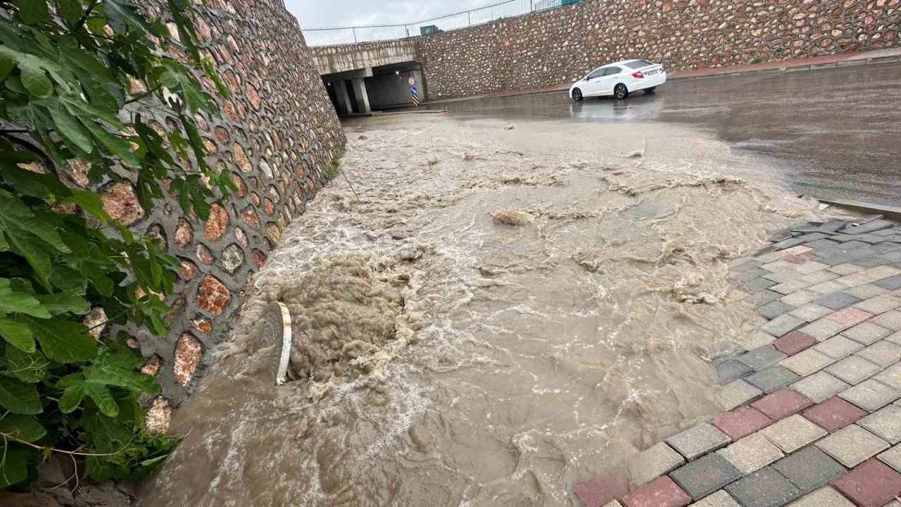 Elazığ’da şiddetli yağış: Cadde ve alt geçitleri su bastı
