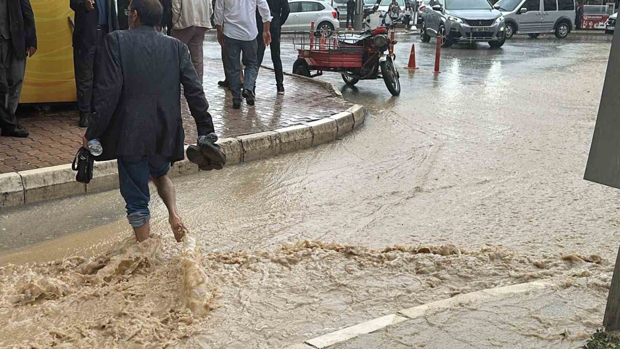 Elazığ’da şiddetli yağış: Cadde ve alt geçitleri su bastı