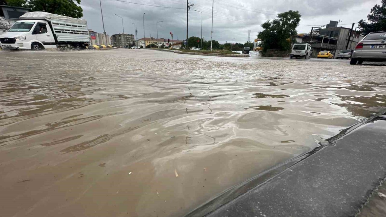 Elazığ’da şiddetli yağış: Cadde ve alt geçitleri su bastı
