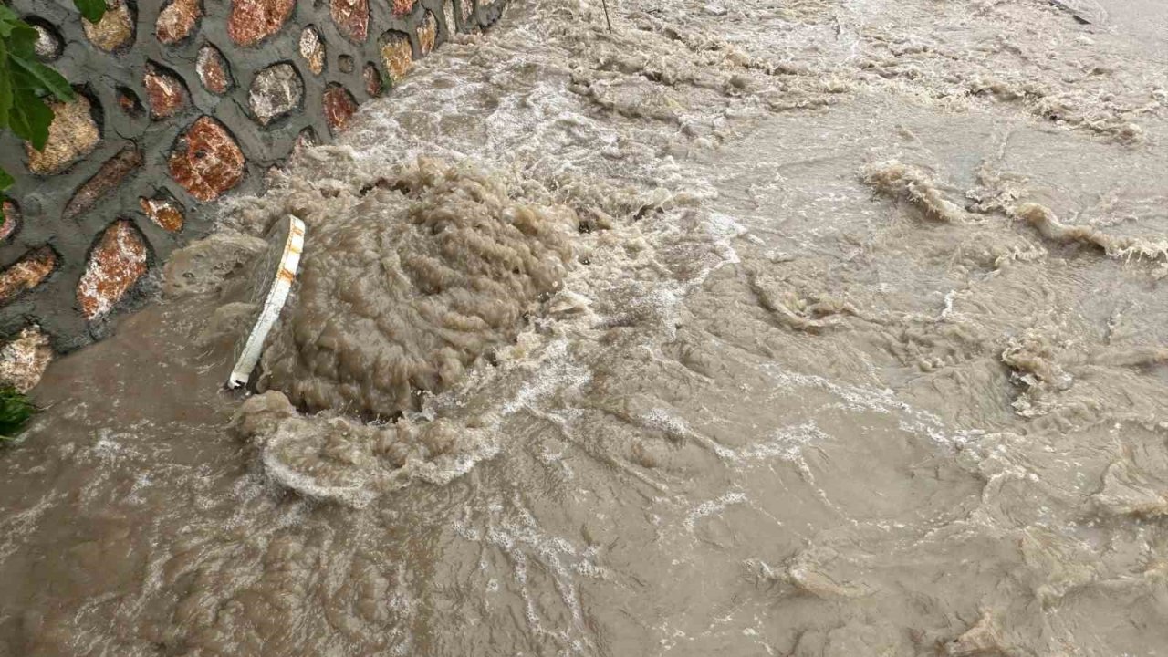 Elazığ’da şiddetli yağış: Cadde ve alt geçitleri su bastı