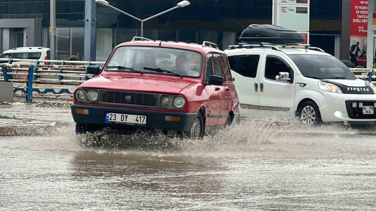 Elazığ’da şiddetli yağış: Cadde ve alt geçitleri su bastı