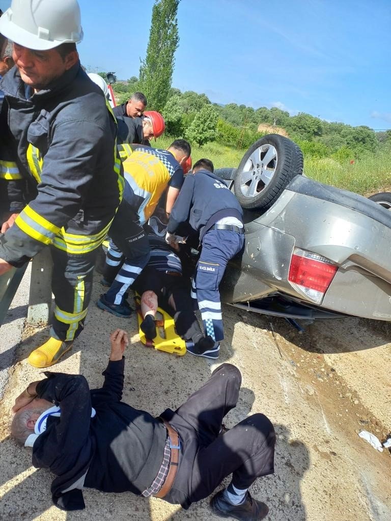 Gediz’de araç takla attı, 2 yaralı