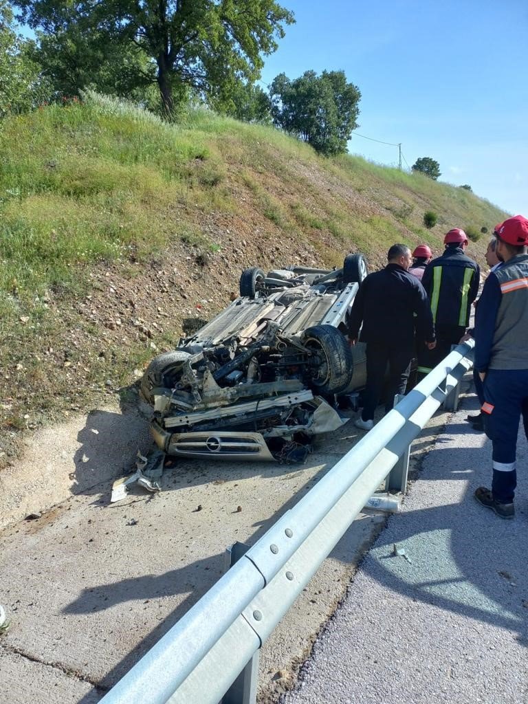 Gediz’de araç takla attı, 2 yaralı