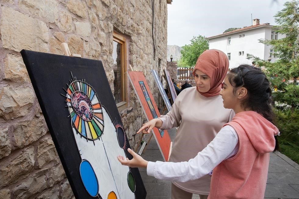 Çukurca’da “Sınırsız” adlı resim sergisi açıldı