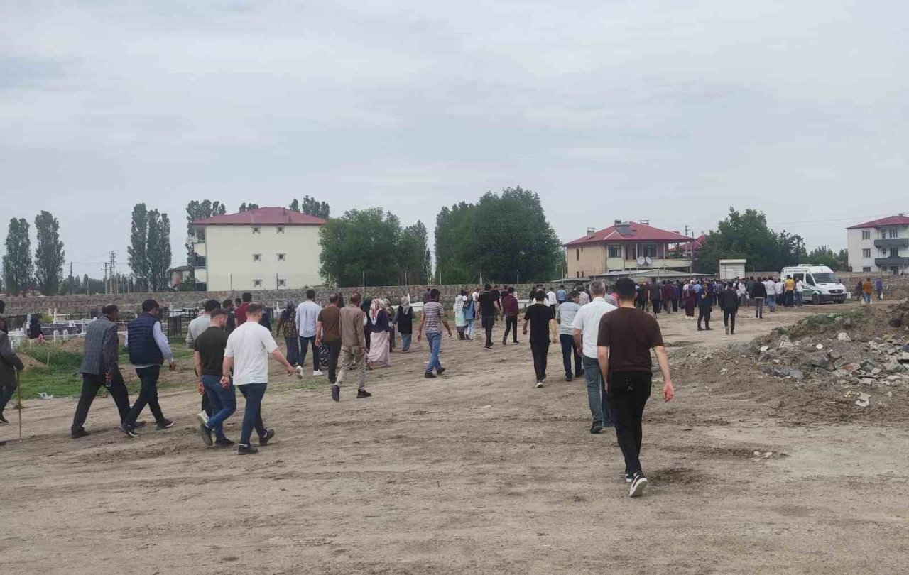 Iğdır’daki kazada ölen nine ve torun yan yana toprağa verildi