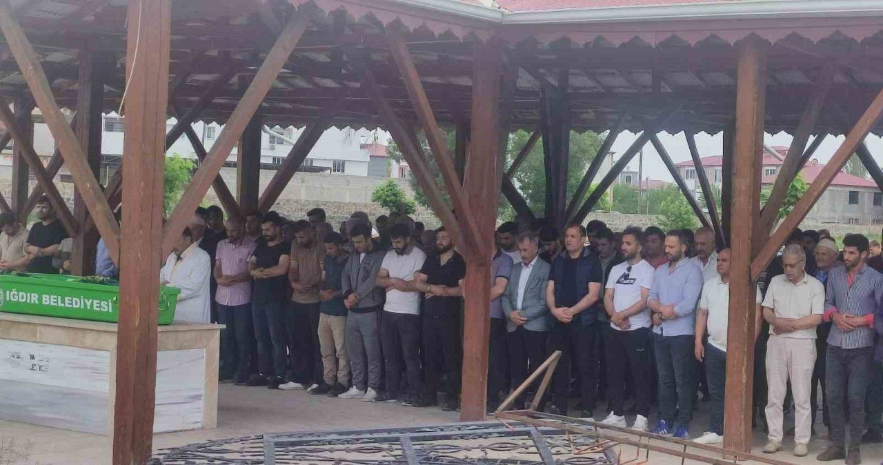 Iğdır’daki kazada ölen nine ve torun yan yana toprağa verildi