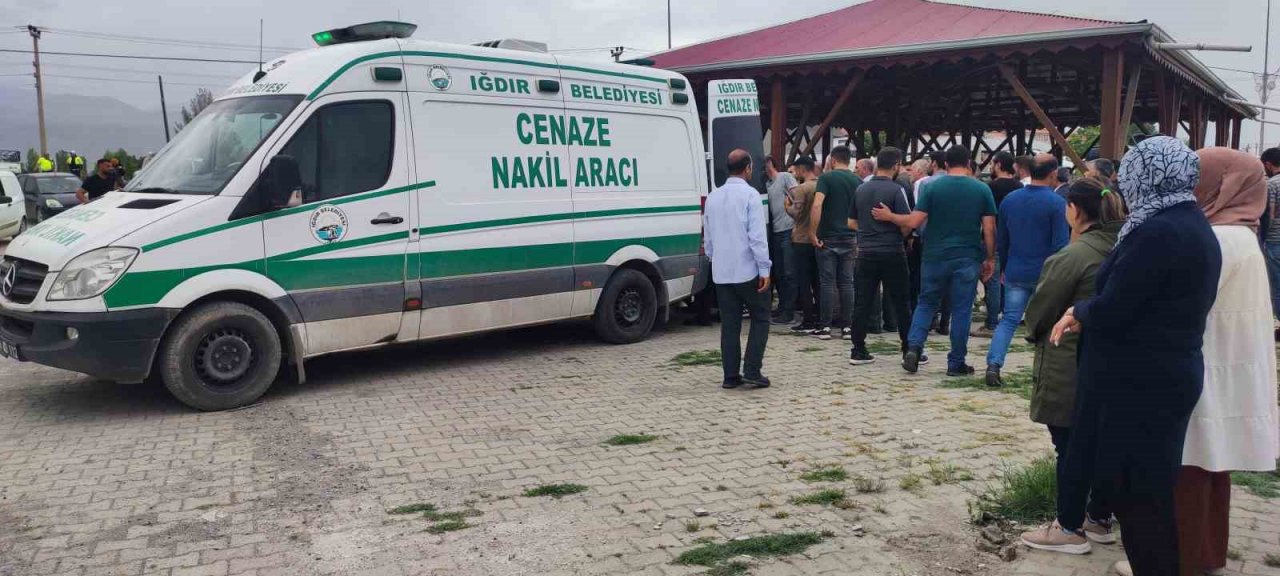 Iğdır’daki kazada ölen nine ve torun yan yana toprağa verildi