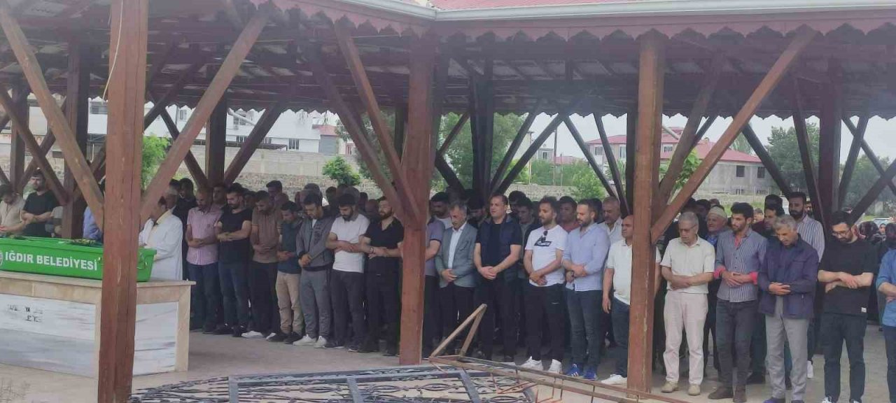 Iğdır’daki kazada ölen nine ve torun yan yana toprağa verildi