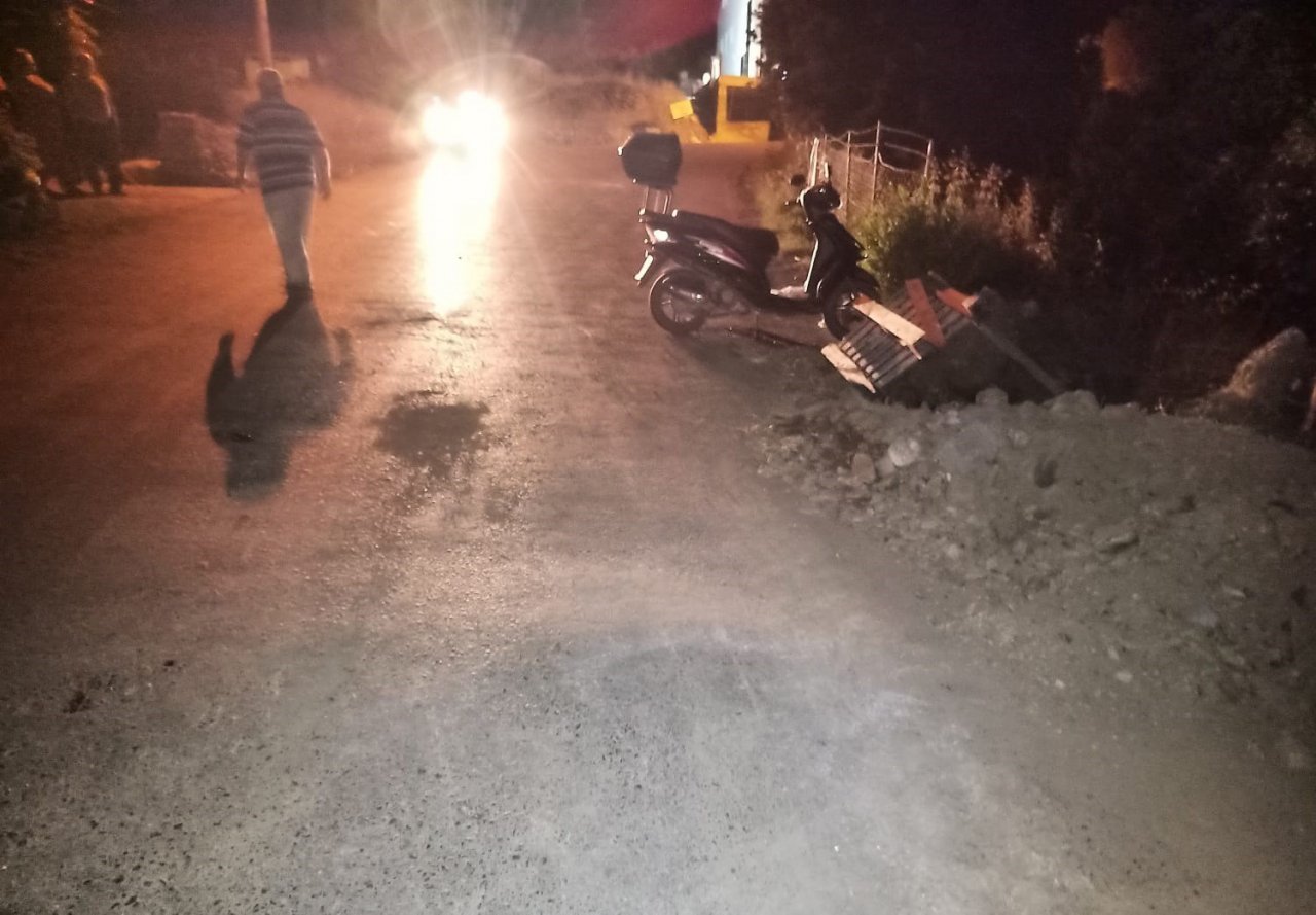 Direksiyon hakimiyetini kaybeden motosiklet sürücüsü yaralandı