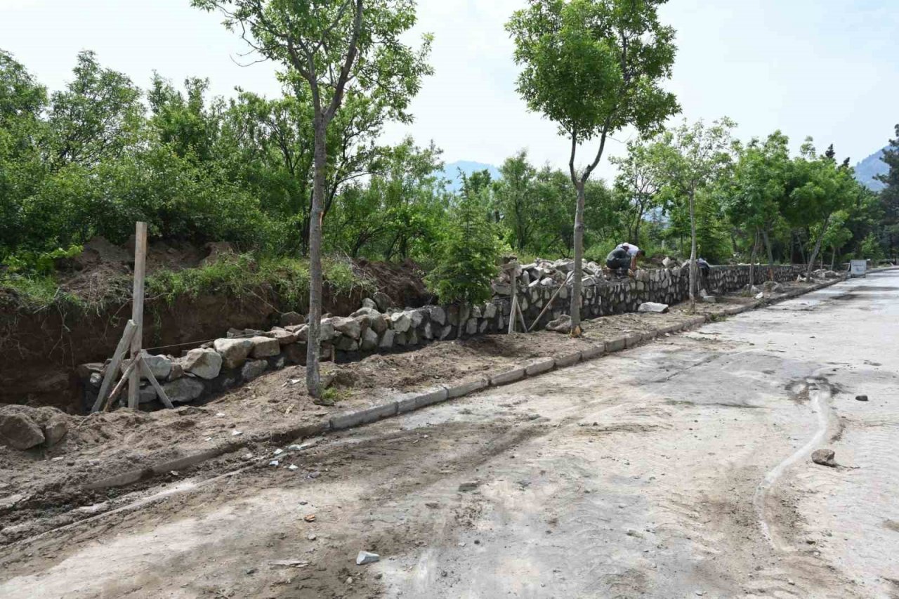 Yenice Mezarlığının tehlike oluşturan duvarı yenileniyor