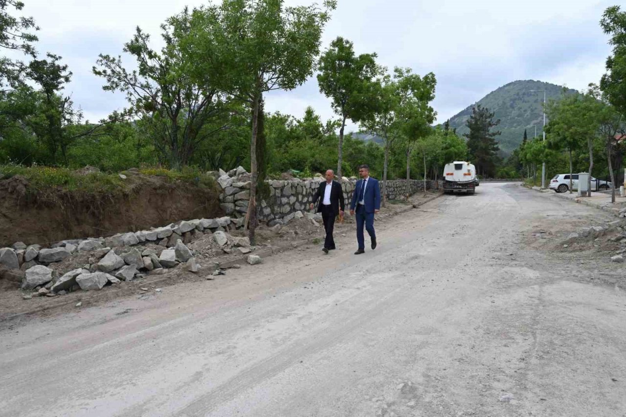 Yenice Mezarlığının tehlike oluşturan duvarı yenileniyor