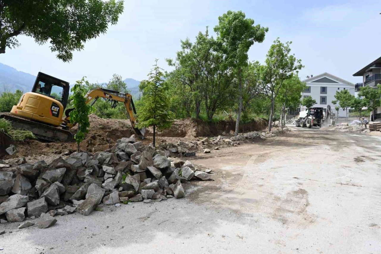 Yenice Mezarlığının tehlike oluşturan duvarı yenileniyor