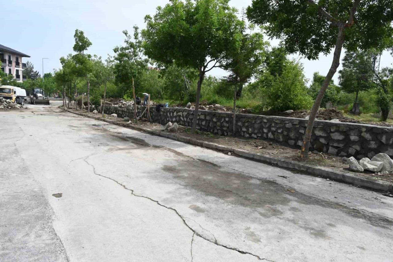 Yenice Mezarlığının tehlike oluşturan duvarı yenileniyor