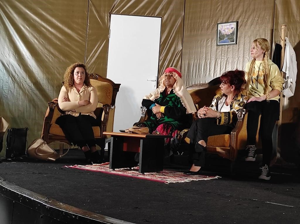 Kuşadası’ndaki tiyatro ilgi gördü