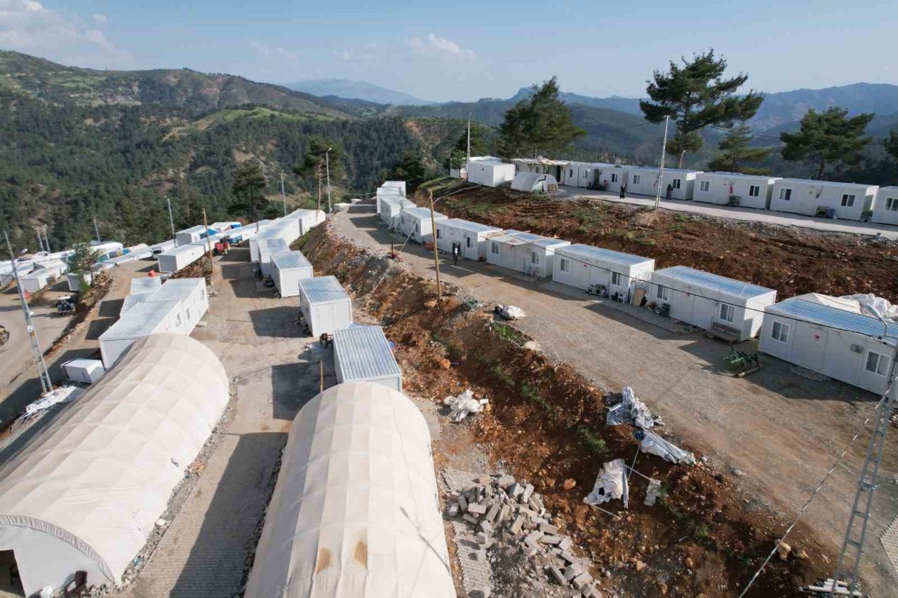 Dev kayalar köyü tehdit etti, bin rakımlı zirveye konteyner kent kuruldu
