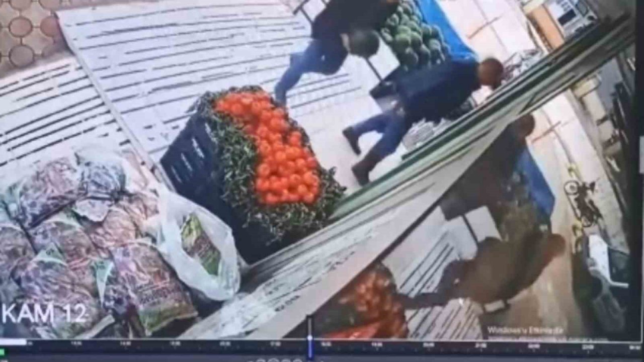 Hafif ticari araç markete çarptı, vatandaşlar saniyelerle kurtuldu