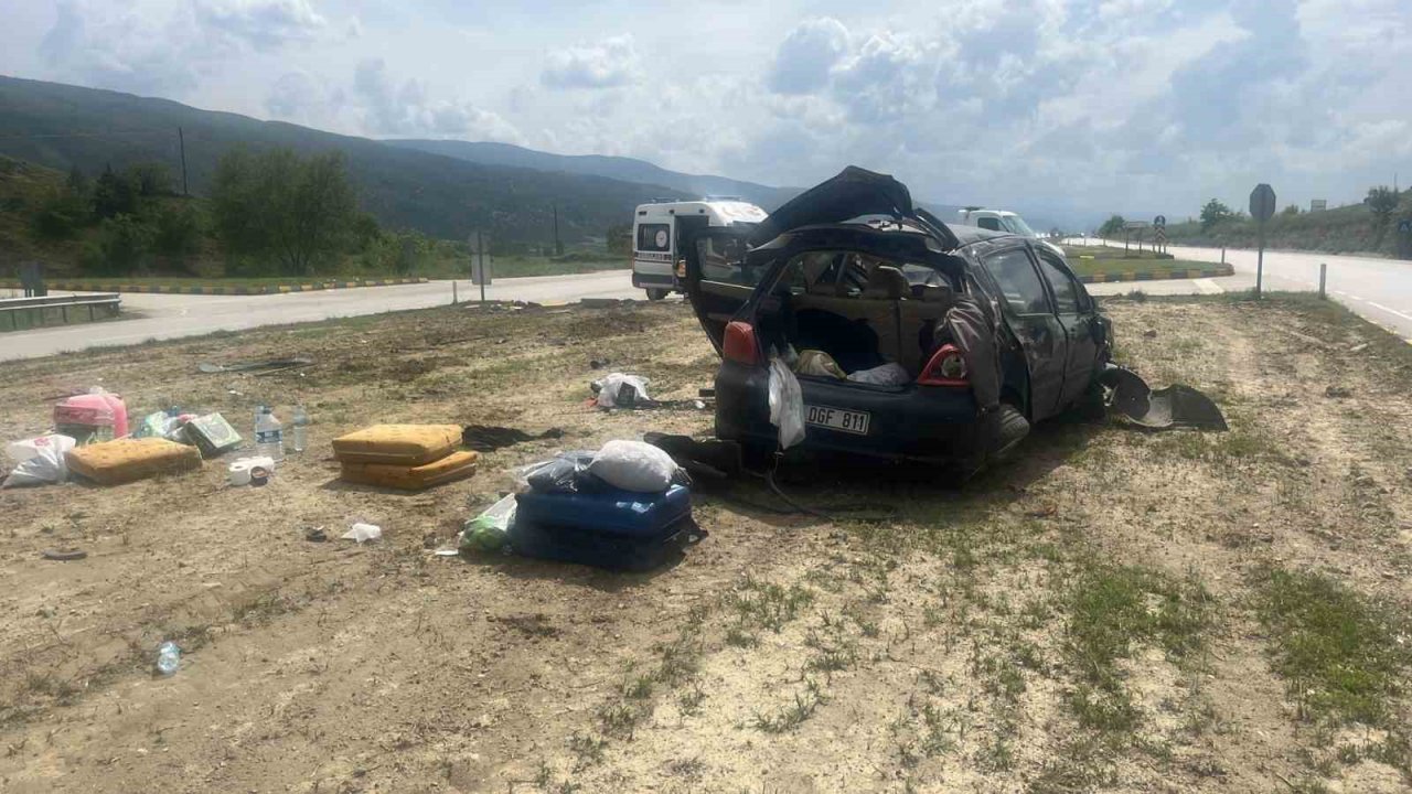 D100’de otomobil takla attı: 3 yaralı