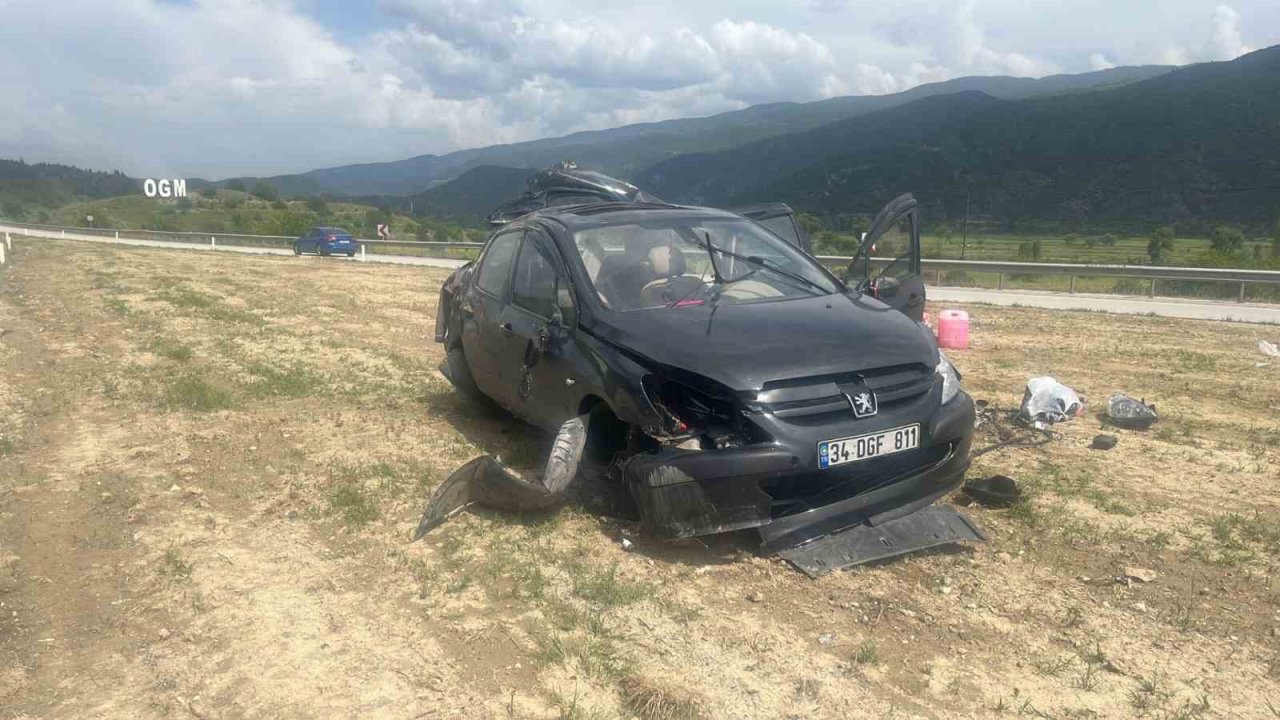 D100’de otomobil takla attı: 3 yaralı