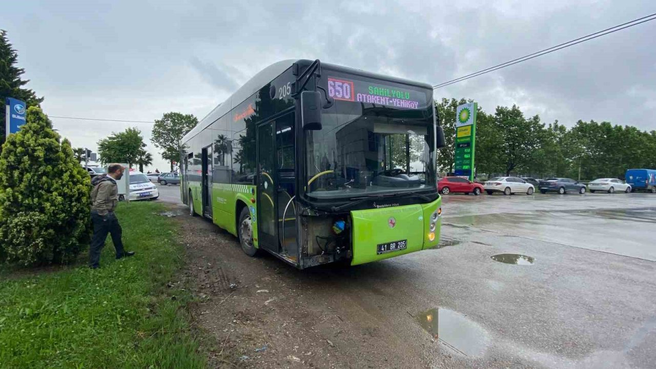 Hafif ticari araç ile yolcu otobüsü çarpıştı: 1 yaralı