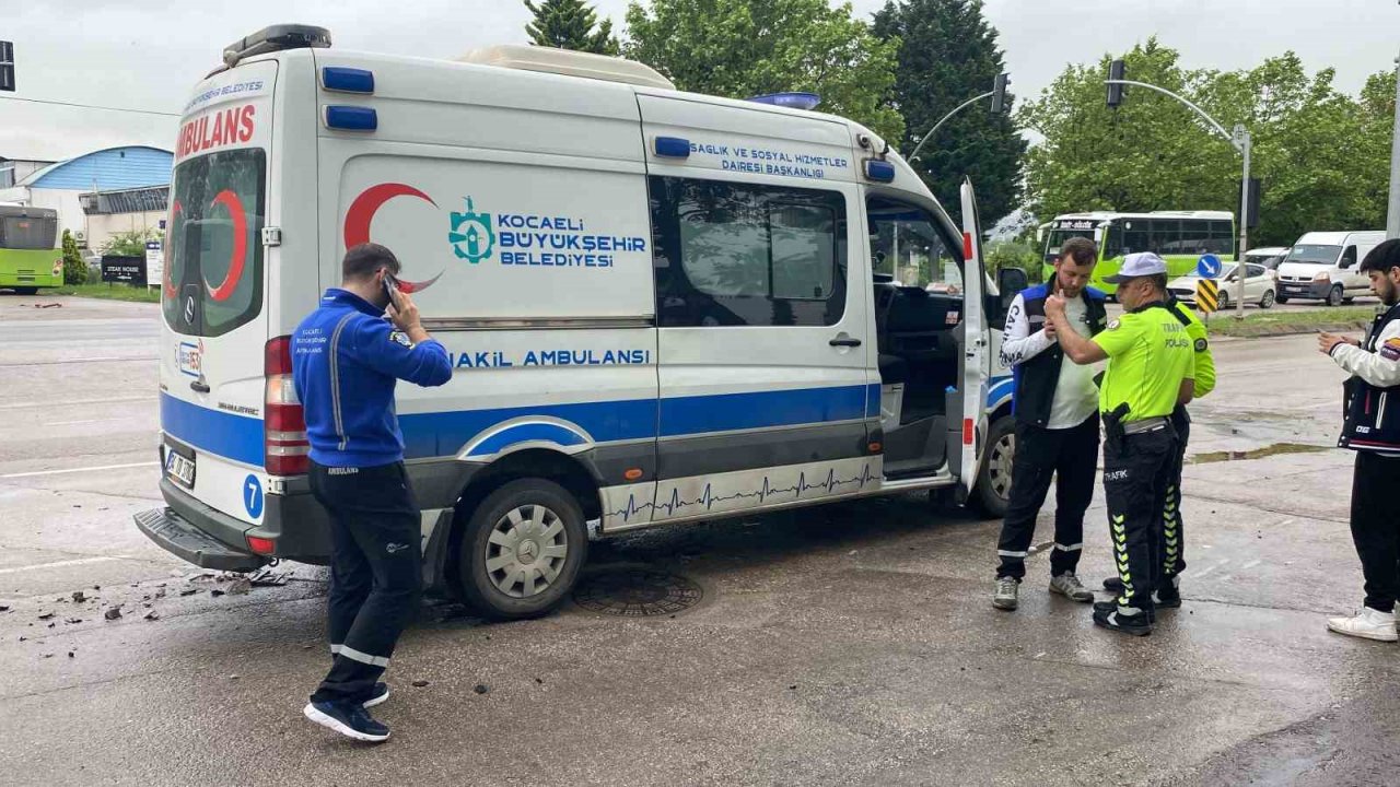 Hafif ticari araç ile yolcu otobüsü çarpıştı: 1 yaralı