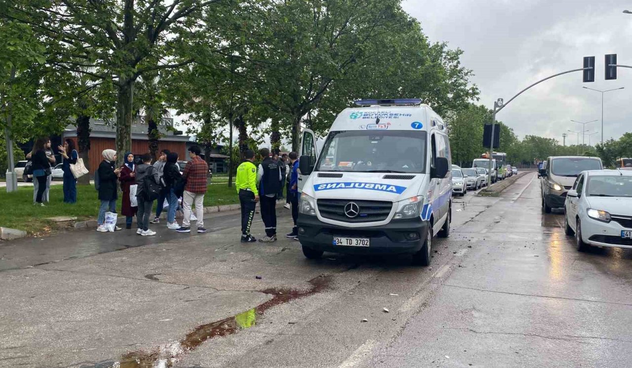 Hafif ticari araç ile yolcu otobüsü çarpıştı: 1 yaralı