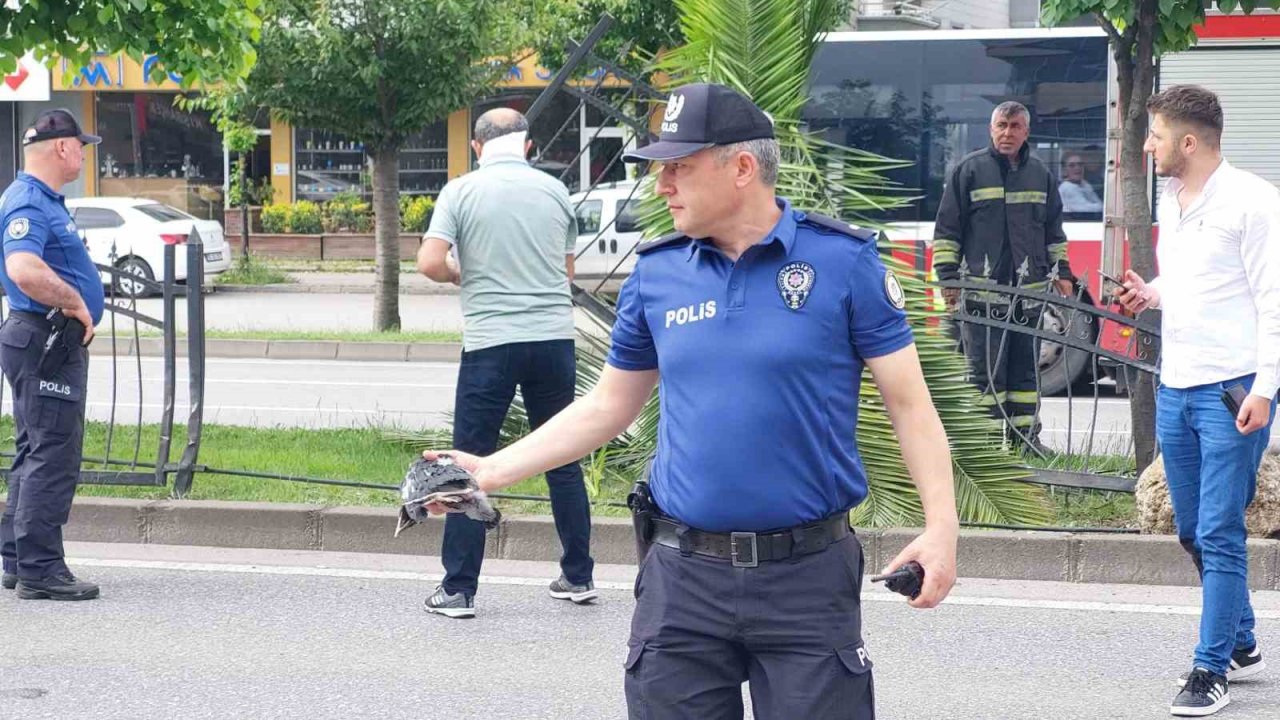 Samsun’da 9 kişinin yaralandığı işçi servisi kazasında polis, yaralı karga yavrusuna da hastaneye götürdü