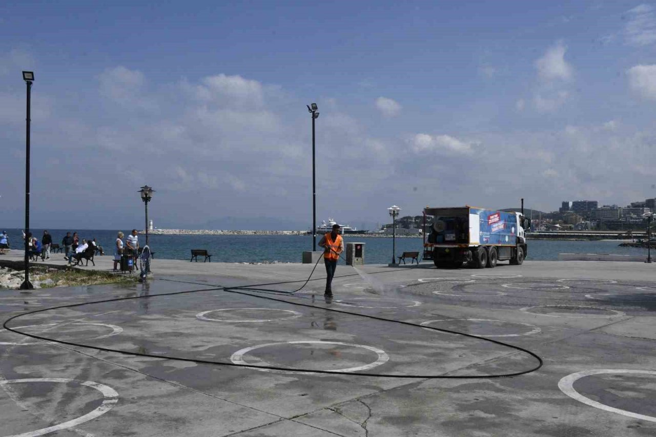 Kuşadası Belediyesi’nin temizlik mesaisi aralıksız sürüyor