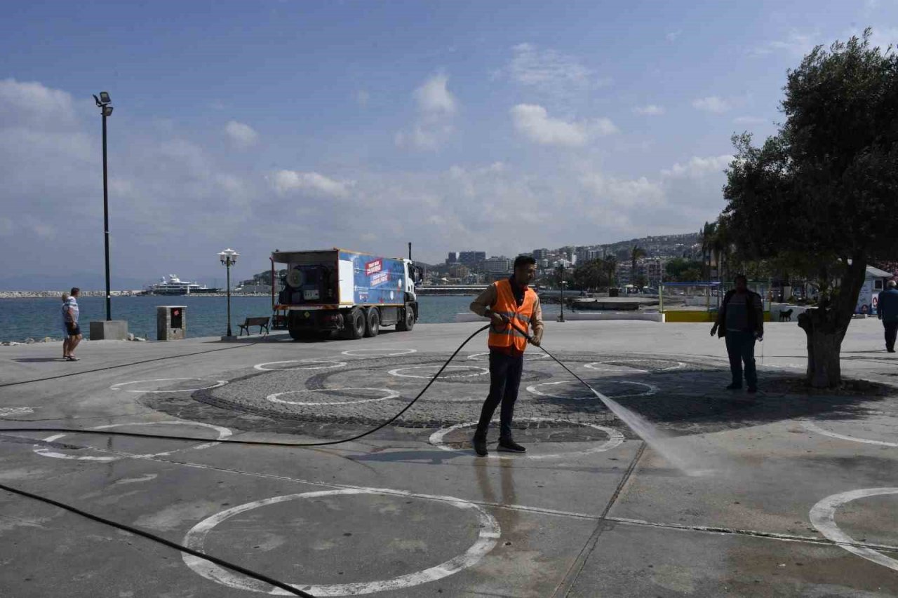 Kuşadası Belediyesi’nin temizlik mesaisi aralıksız sürüyor