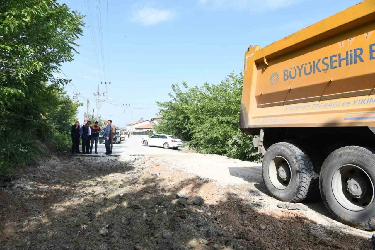 Gürkan, Orduzu Kaldırım Mahallesinde yol çalışmalarını inceledi