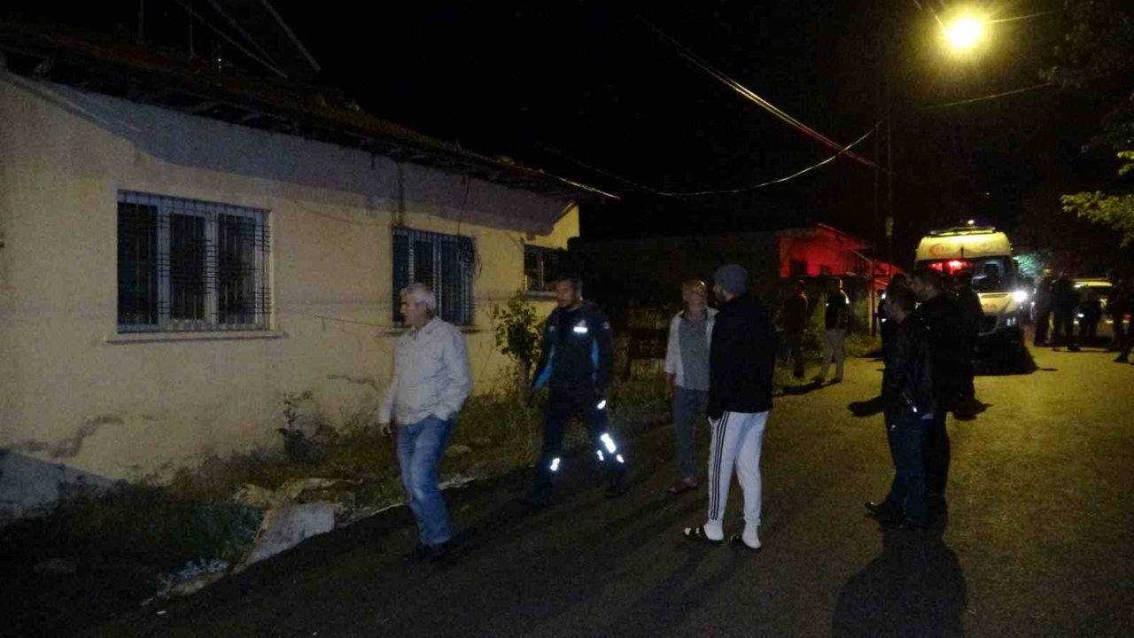 Malatya’da hasarlı evde göçük meydana geldi