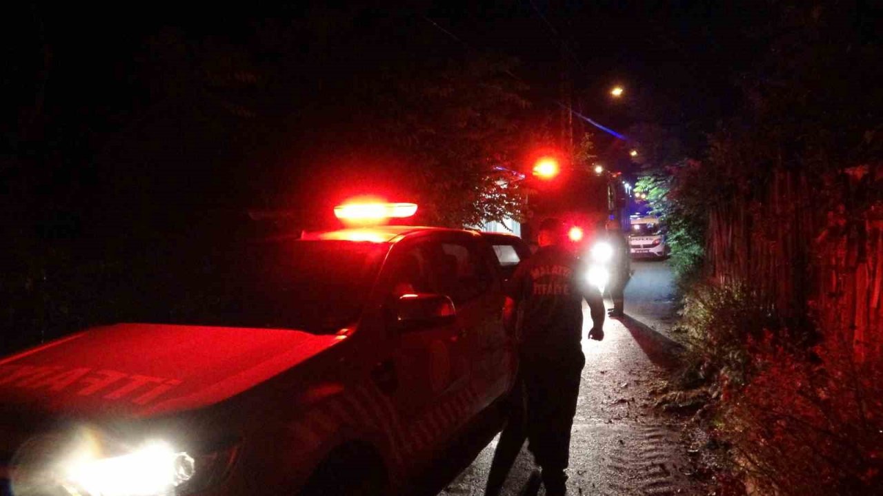 Malatya’da hasarlı evde göçük meydana geldi