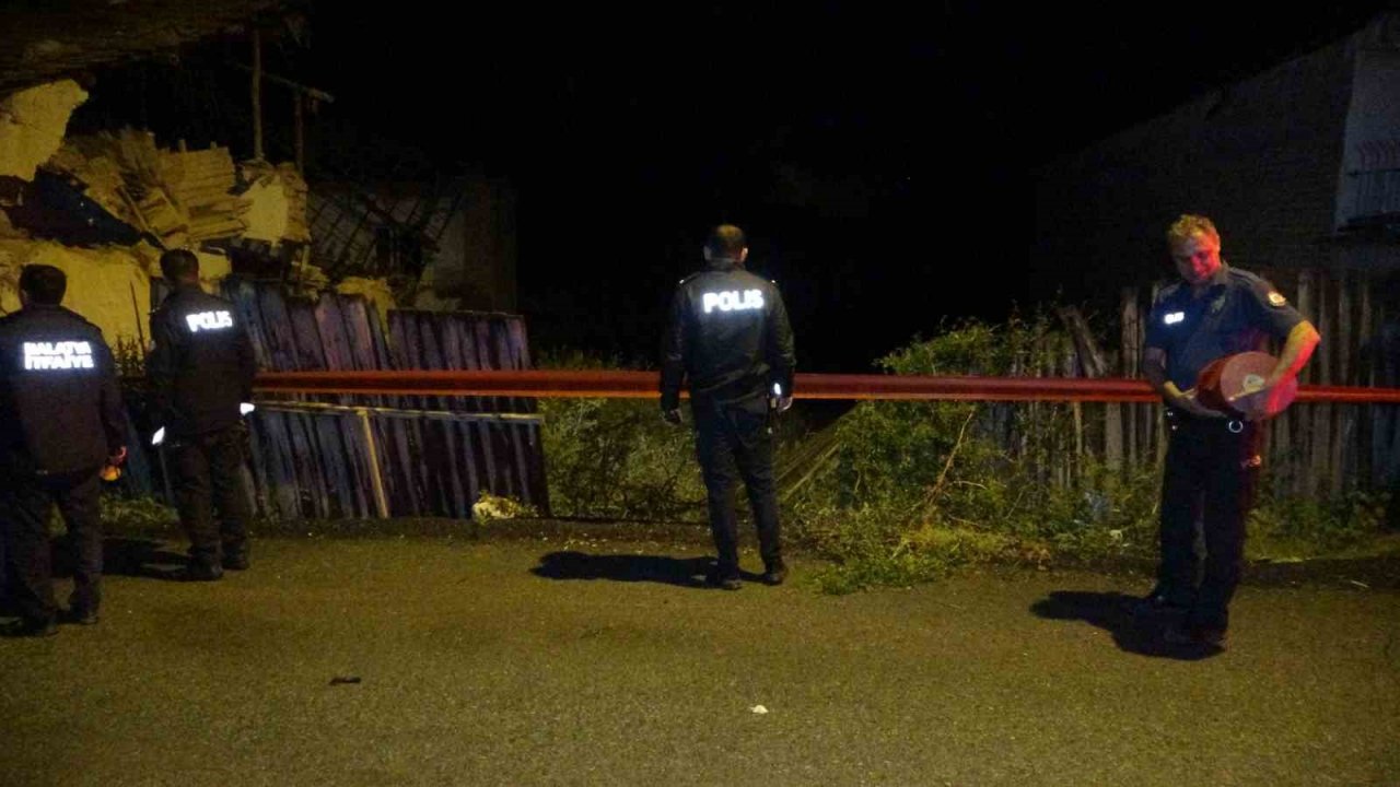 Malatya’da hasarlı evde göçük meydana geldi