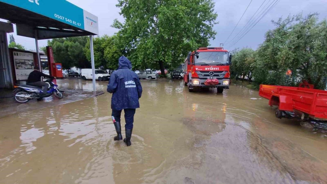 Su baskınlarının yaşandığı Turgutlu’da ekipler anında müdahale etti