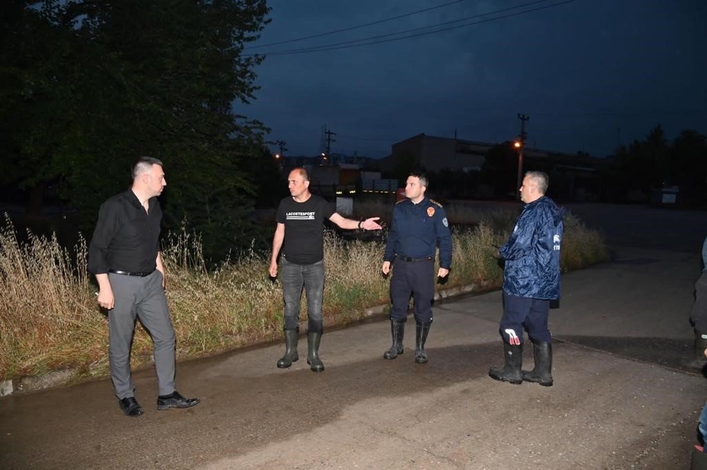 Su baskınlarının yaşandığı Turgutlu’da ekipler anında müdahale etti